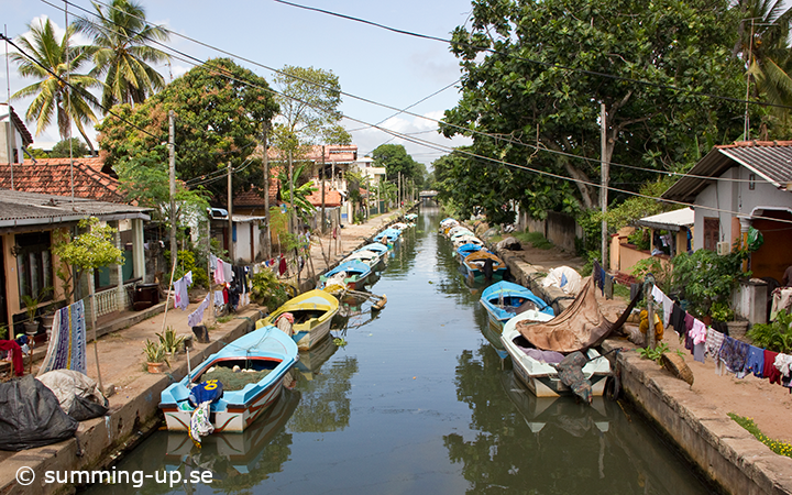 Färgglada små båtar i Dutch canal i Negombo